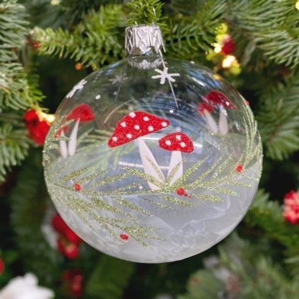 SKLENENÁ VIANOČNÁ OZDOBA - PRIEHĽADNÁ GUĽA S MUCHOTRÁVKAMI (8 CM)
