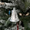 SKLENENÁ VIANOČNÁ OZDOBA - STRIEBORNÝ ZVONČEK S BIELYM VENCOM