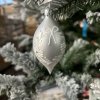 SKLENENÁ VIANOČNÁ OZDOBA - KRÁTKA STRIEBORNÁ SLZA S BIELYM VENCOM