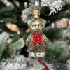 SKLENENÁ VIANOČNÁ OZDOBA - ZLATÝ MEDVEDÍK S ČERVENOU MAŠĽOU